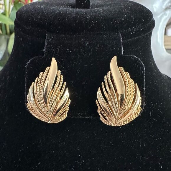 Crown‎ Trifari Vintage Gold Tone Clip Earrings Chunky Elegant Classic - Picture 2 of 7